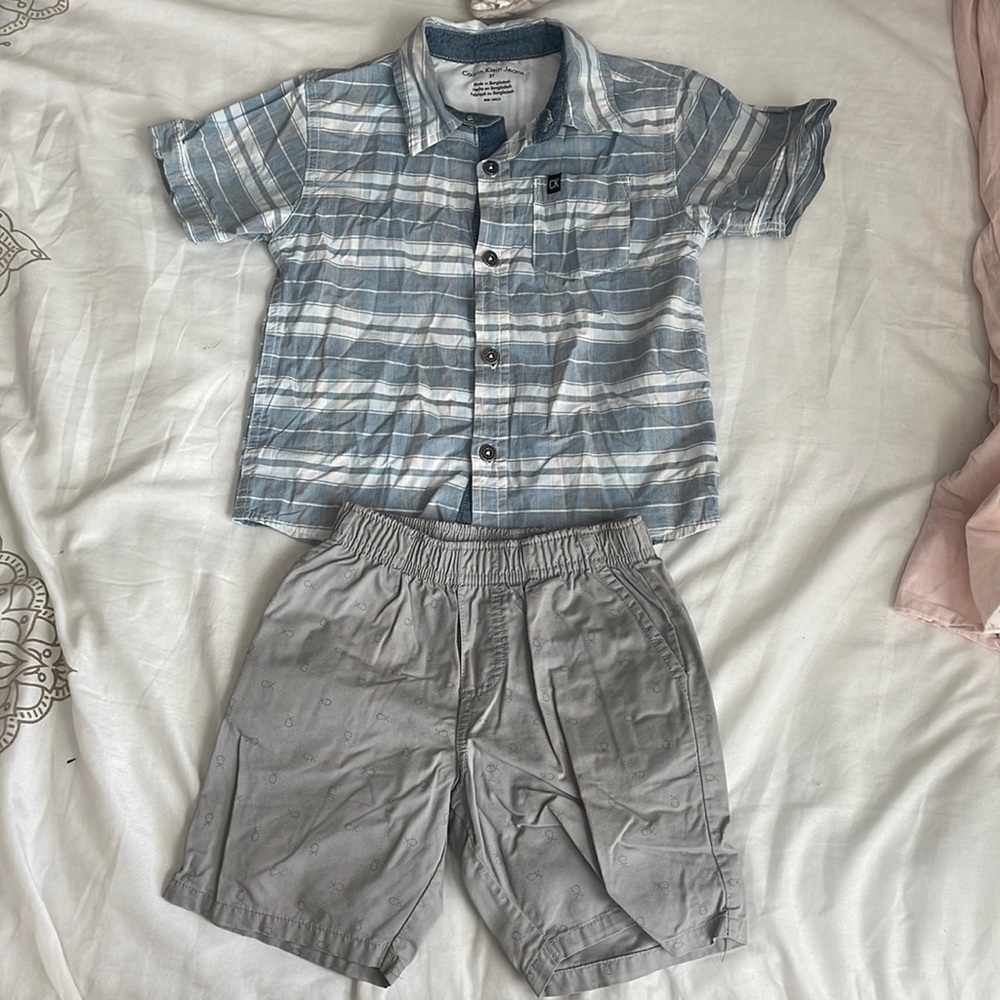 Calvin Klein Boys Toddlers 2 piece set Size 3 minor stains on collar